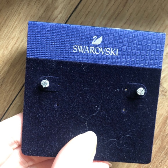 Sold Swavorski stud earrings - Picture 3 of 4